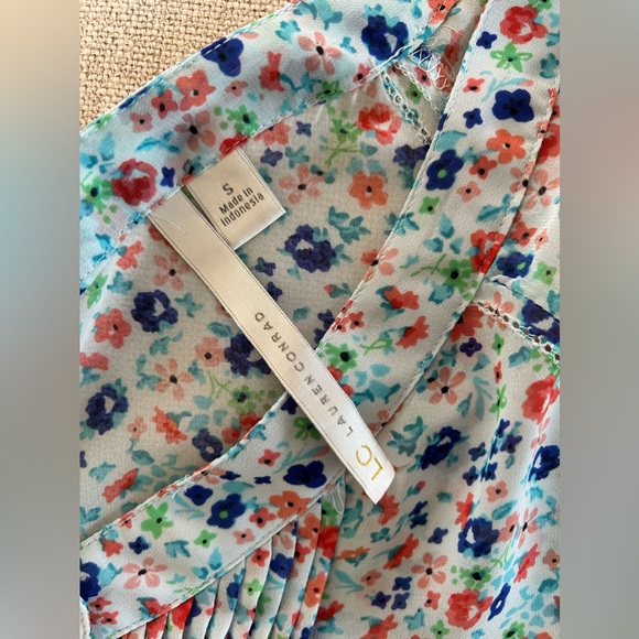 LC Lauren Conrad Floral V-Neck Button Down Blouse - Picture 5 of 9